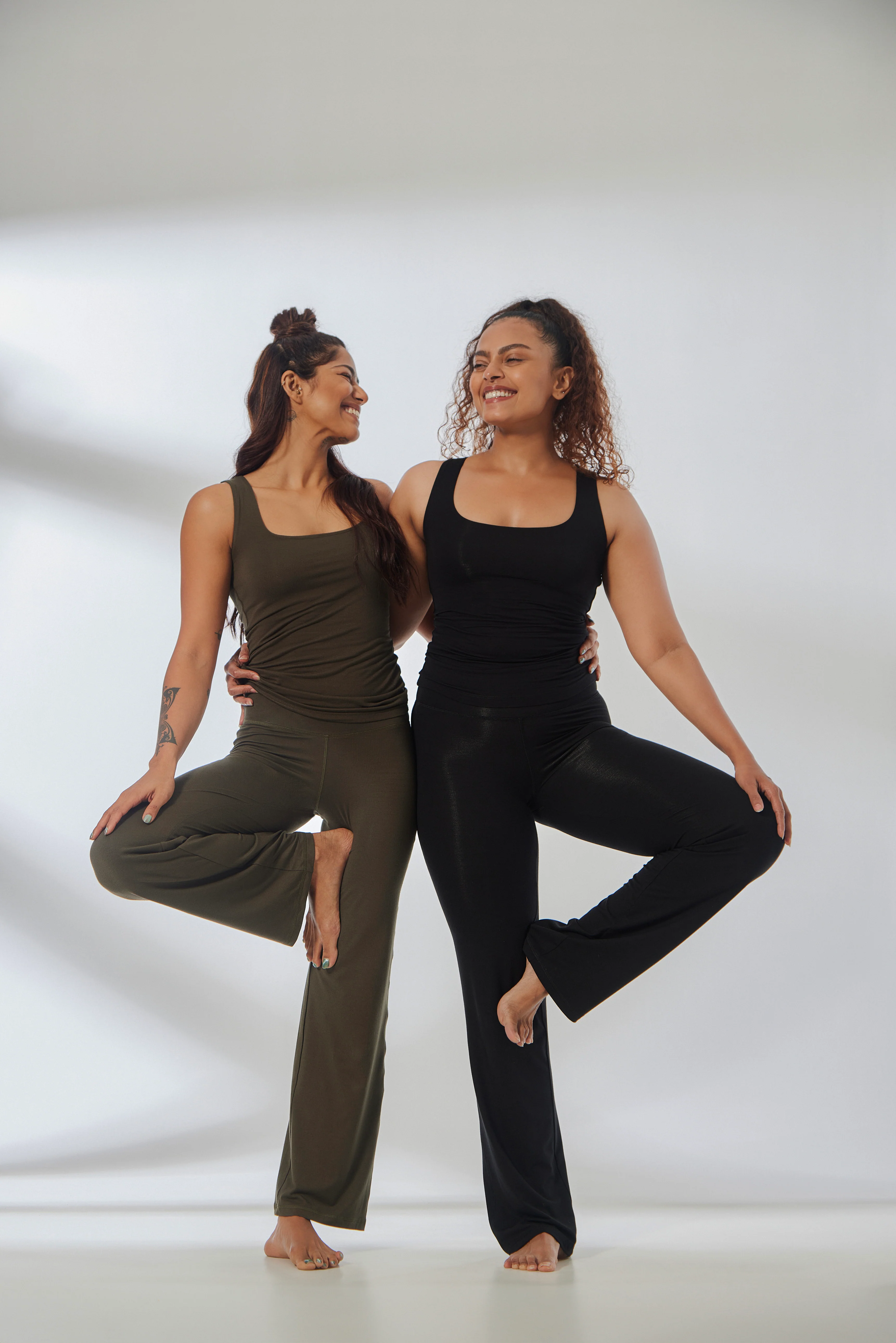 Aero Flared Yoga Pants Midnight Black - Image 4